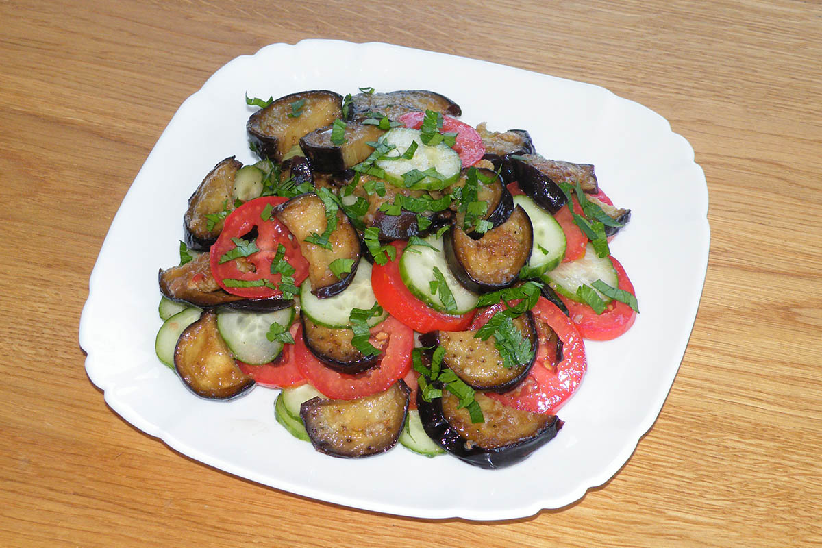 Пікантний салат із обсмажених баклажанів
